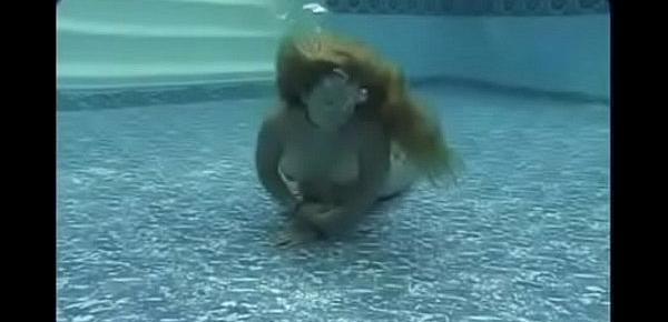  Beautiful Mermaid Maggie Masturbates Underwater